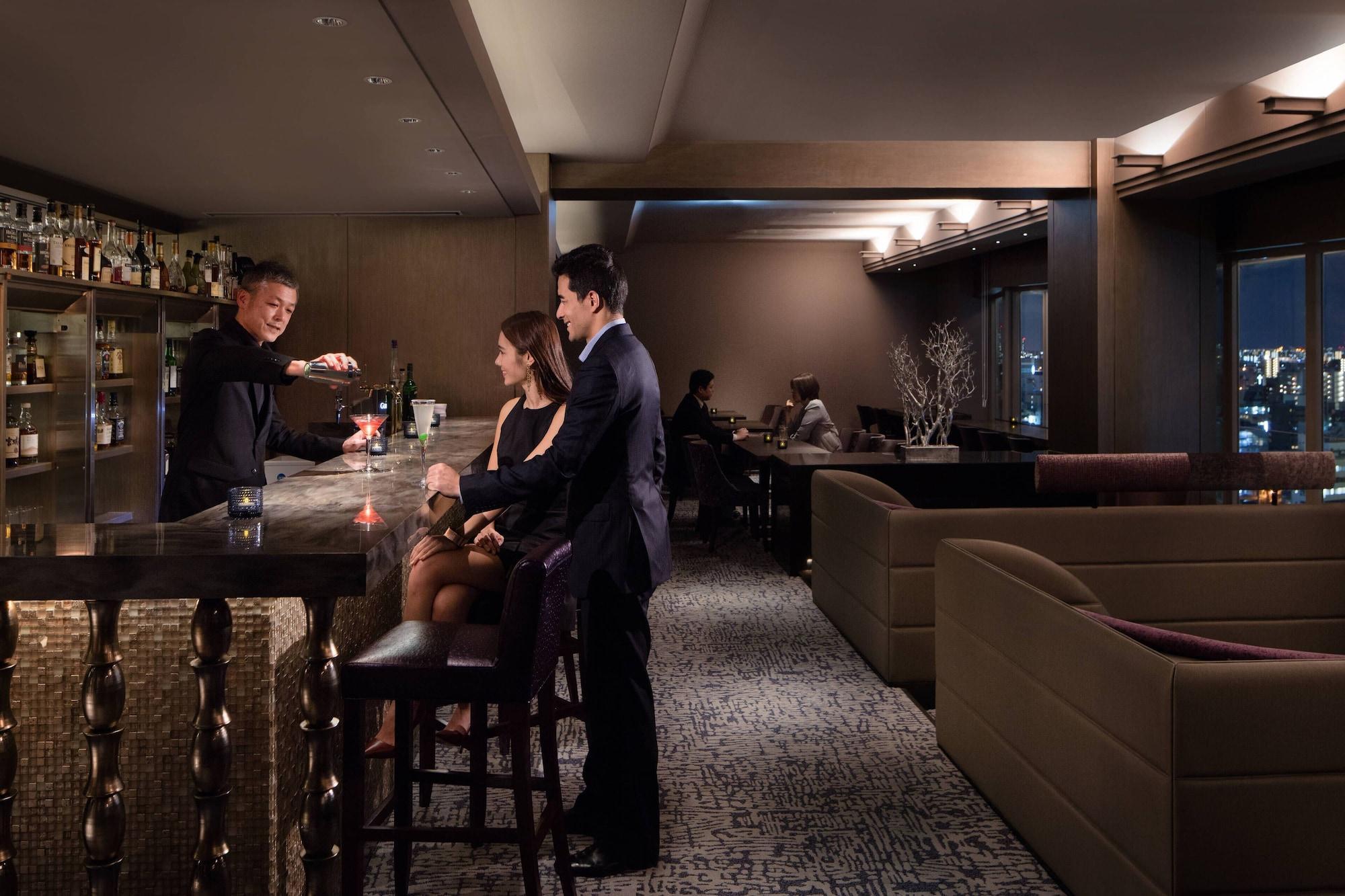 Courtyard By Marriott Shin-Osaka Station Hotel Eksteriør billede The bar at the club