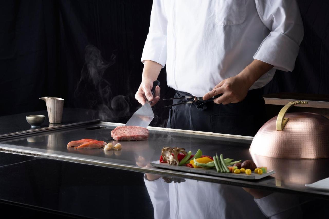 Courtyard By Marriott Shin-Osaka Station Hotel Eksteriør billede A chef cooking on a flattop grill
